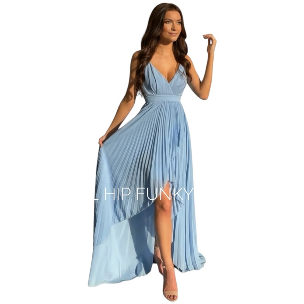 REVOLVE “Ale” evening Dress in Light Blue
Michael Costello Elegant Gown Medium